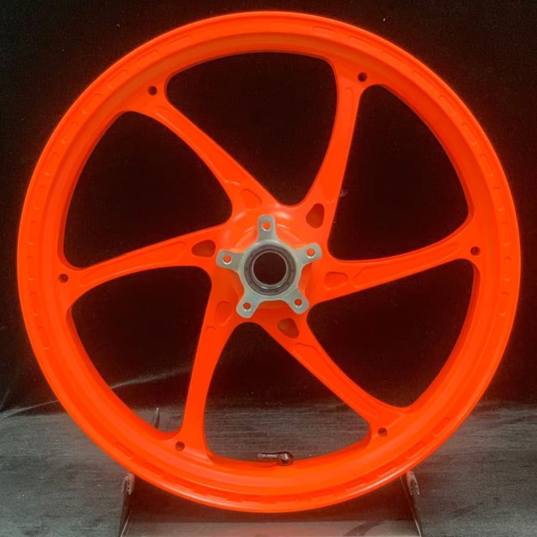 Fluorescent orange forged front wheel for KTM 790 / 890 with silver hub and dynamic design