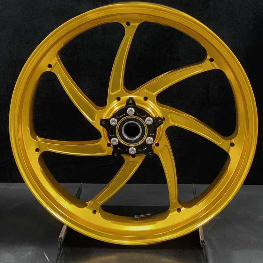 Forged front wheel for HONDA CBR1000RR-R – anodized gold 7-spoke racing design with black hub for maximum agility