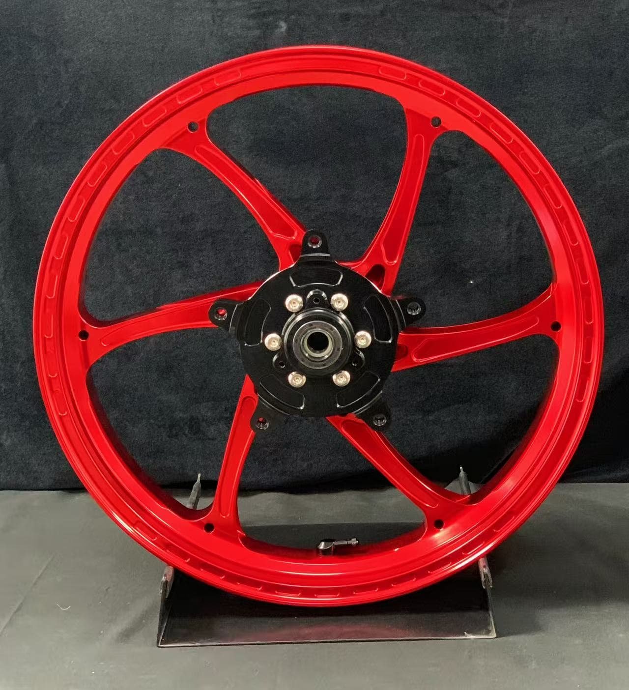 Forged rear wheel for KAWASAKI NINJA 400 – anodized red 7-spoke design with black hub for enhanced rear-end stability