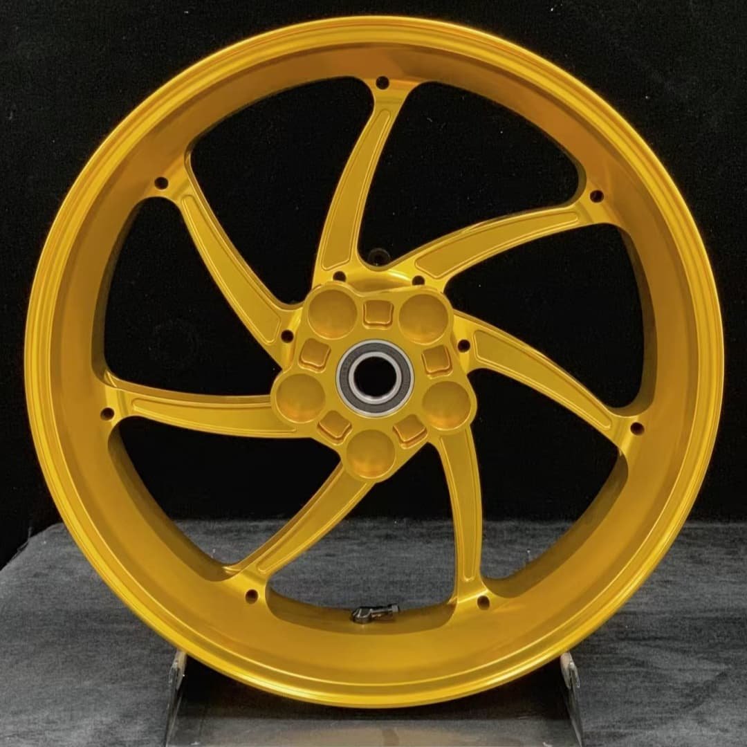 Gold forged rear wheel for Yamaha R1 R1M MT-10 motorcycles featuring aerodynamic 7-spoke structure
