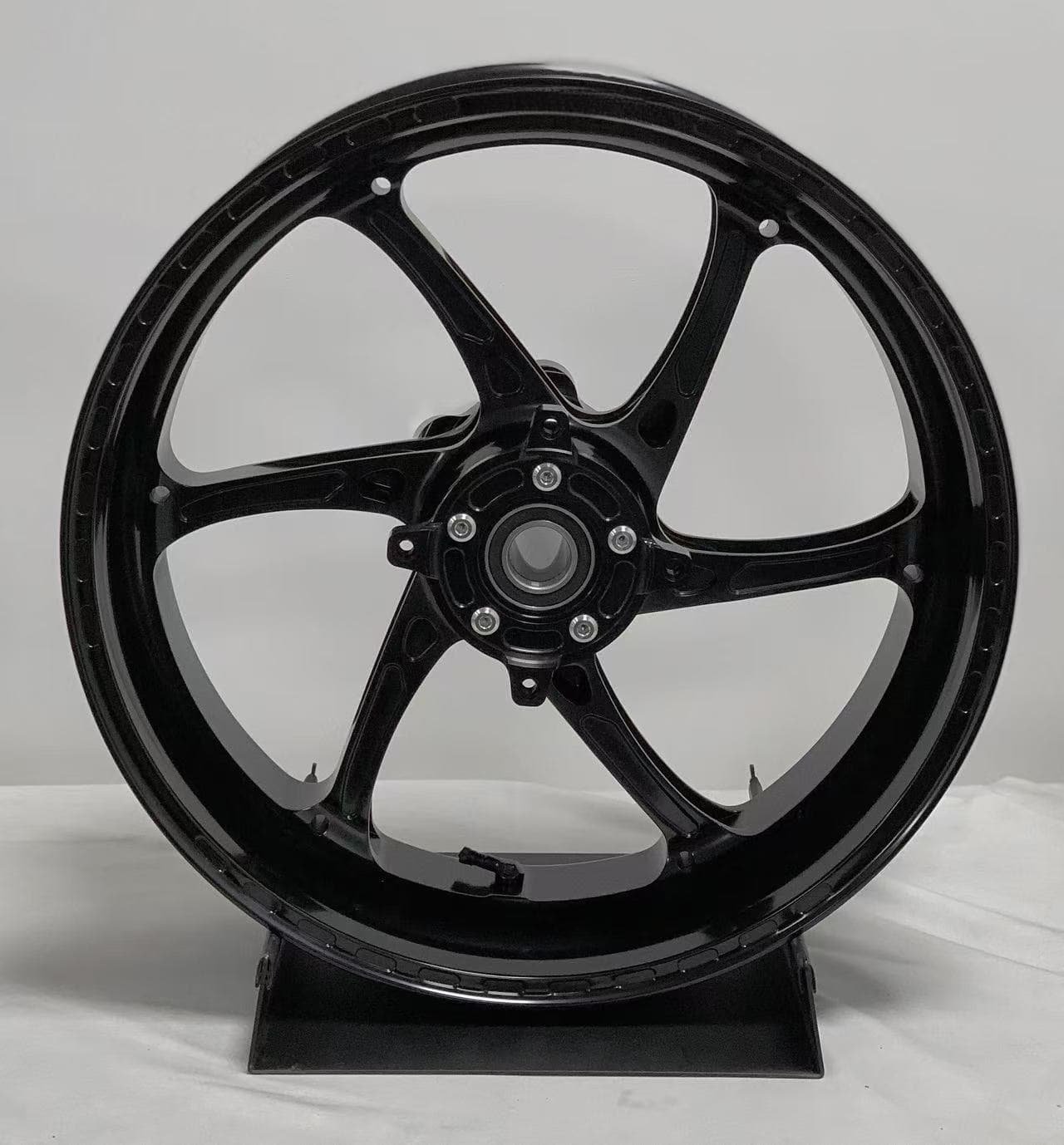 Forged rear wheel for KAWASAKI Z1000 – black anodized 6-spoke CNC alloy with reinforced hub for aggressive torque handling