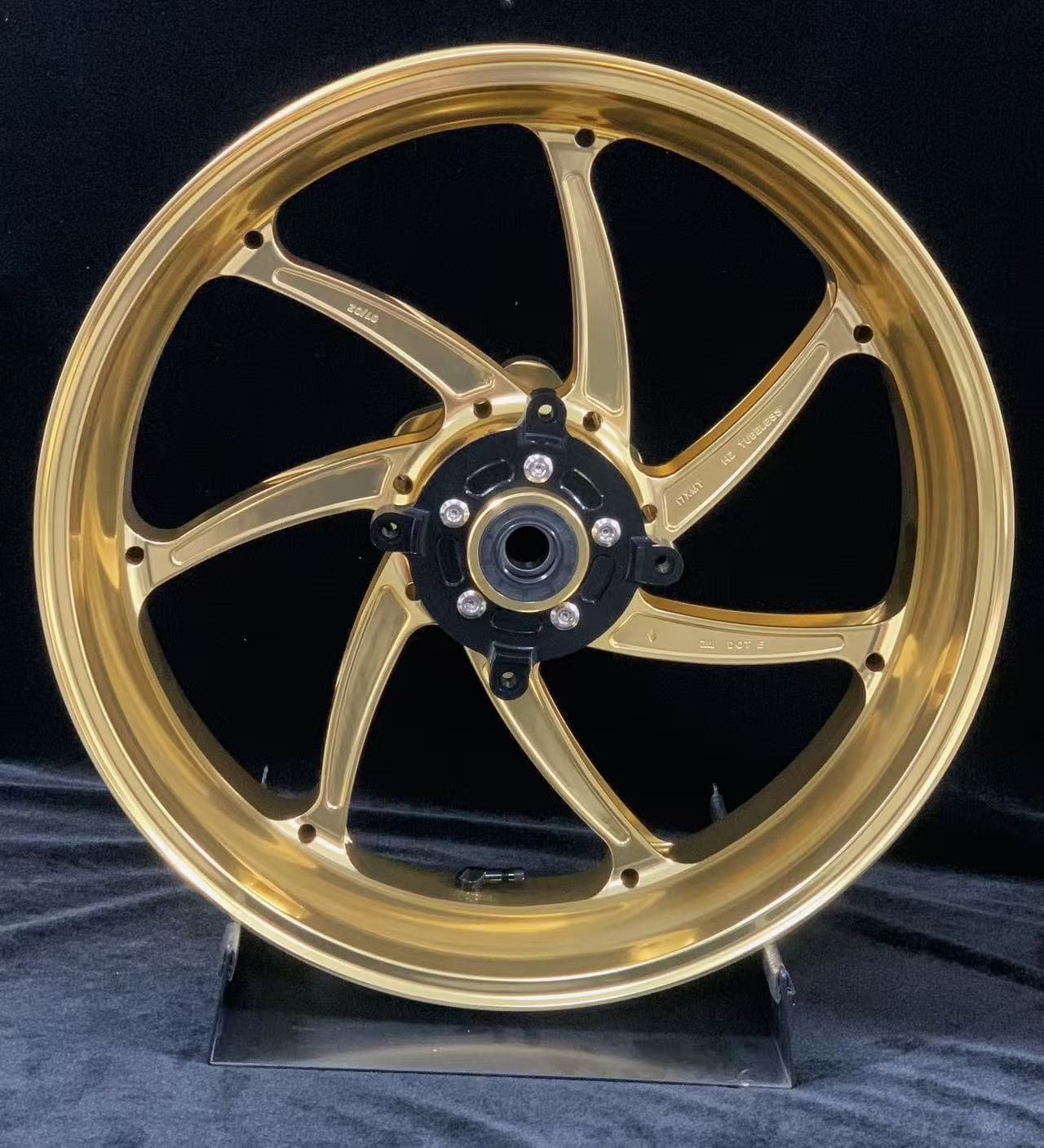 Forged rear wheel for KAWASAKI Z900 – anodized gold 7-spoke design with black hub for enhanced rear stability and power delivery