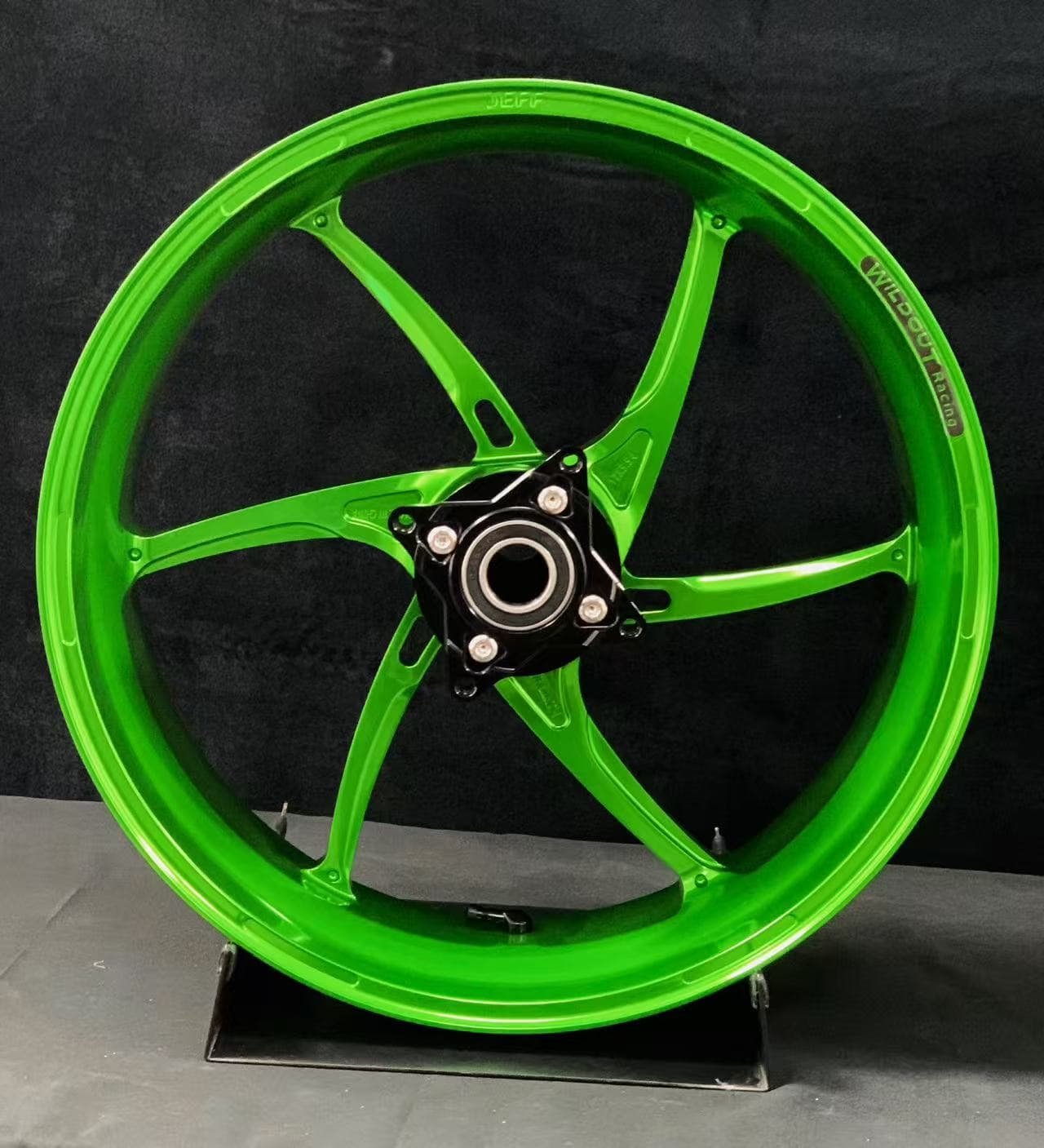 Forged rear wheel for KAWASAKI ZX-6R – green anodized 5-spoke performance wheel for track-ready acceleration and dynamic rear-end stability