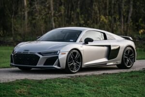 Side view of Audi R8 4S 2020 equipped with 20-inch forged wheels in gloss black machined finish