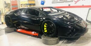 Custom forged wheels installed on Lamborghini 2016 Huracán LP610-4, front 20x9J ET30 and rear 21x12.5J ET40 concave, PCD 5x112, front center bore 57.1mm, rear center bore 66.5mm, finished in glossy black RAL 9005