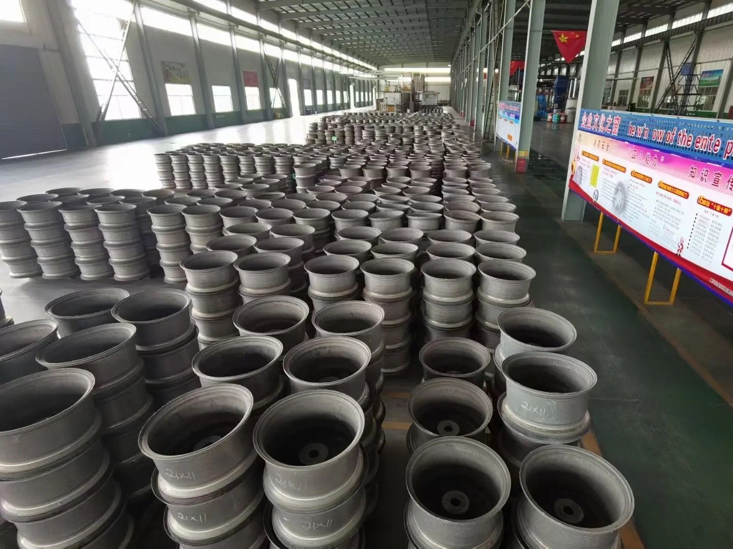 6061-T6 aluminum billet being forged into a wheel blank at the FLEXIFORGED factory in Chongqing