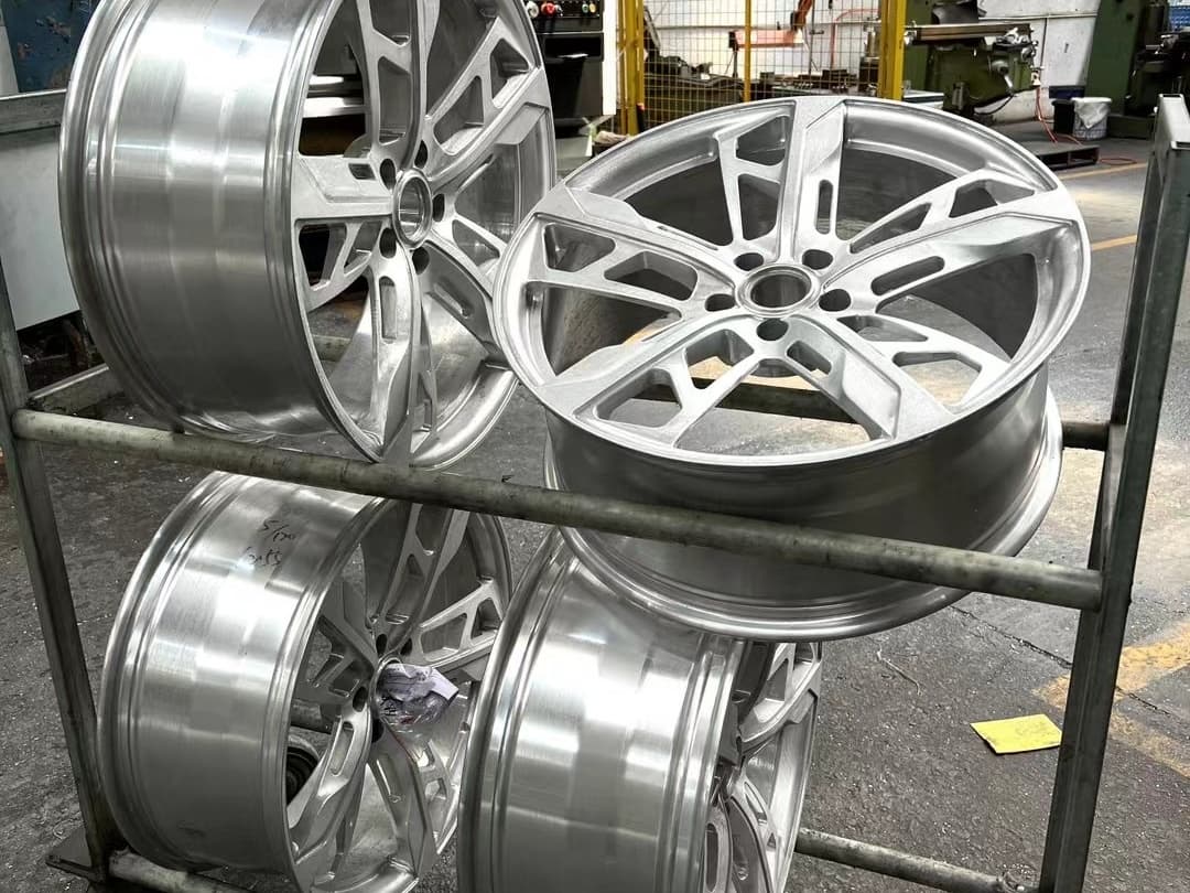 Forged aluminium wheels on material storage racks at the FLEXIFORGED private-label wheel factory in Chongqing