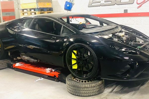 Custom forged wheels installed on Lamborghini 2016 Huracán LP610-4, front 20x9J ET30 and rear 21x12.5J ET40 concave, PCD 5x112, front center bore 57.1mm, rear center bore 66.5mm, finished in glossy black RAL 9005